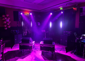 Kuva lavasta, jossa on erilaisia valoja ja lavarakenteita.