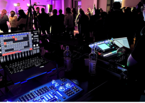 Äänentoistolaitteet ja ihmisiä juhlimassa.