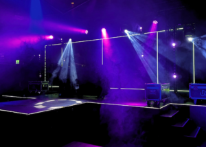 Esiintymislava, jossa paljon erilaisia valoja.