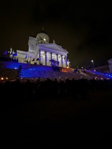 Tuomiokirkko valaistuna kaukaa