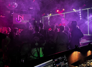 Liilaksi valaistu tanssilattia