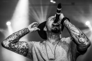 Mustavalkoinen kuva, jossa artisti laulaa.